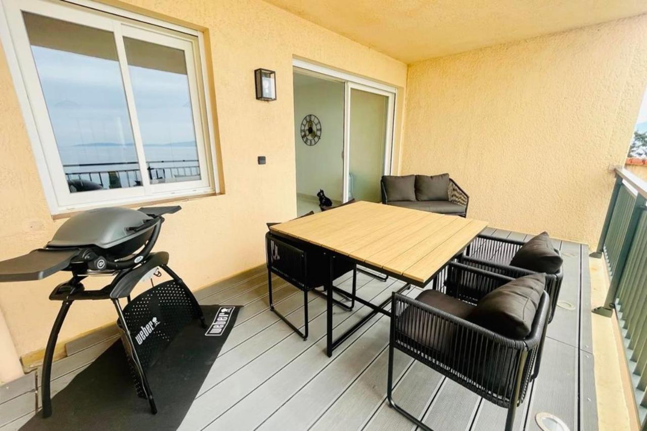 Nice And Bright 60 M With Terrace View On The Sea อฌักซิโอ้ ภายนอก รูปภาพ