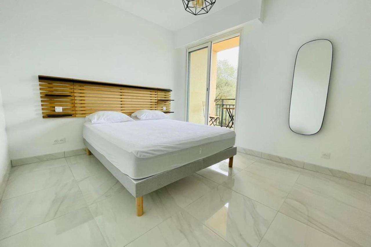 Nice And Bright 60 M With Terrace View On The Sea อฌักซิโอ้ ภายนอก รูปภาพ